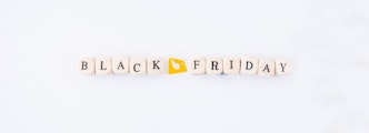 Dés formant les mots Black Friday, logo Bizon au centre