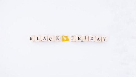 Dés formant les mots Black Friday, logo Bizon au centre