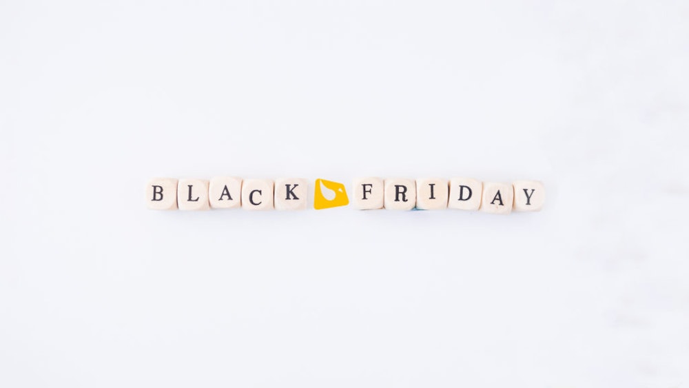 Dés formant les mots Black Friday, logo Bizon au centre