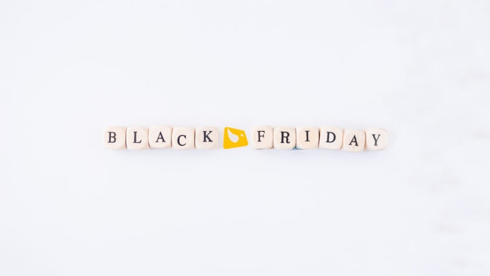 Dés formant les mots Black Friday, logo Bizon au centre