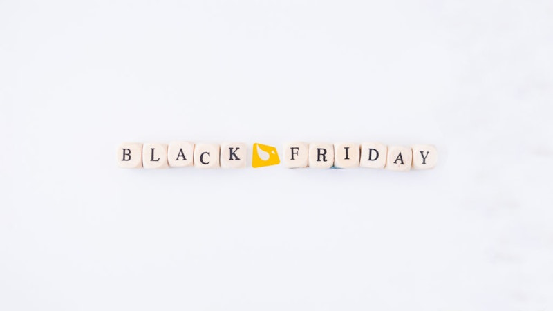 Dés formant les mots Black Friday, logo Bizon au centre