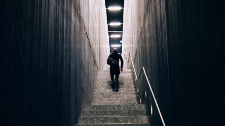 Homme qui monte un escalier