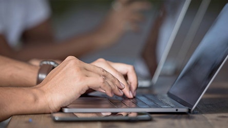 Travail en B2B sur ordinateur sur Amazon