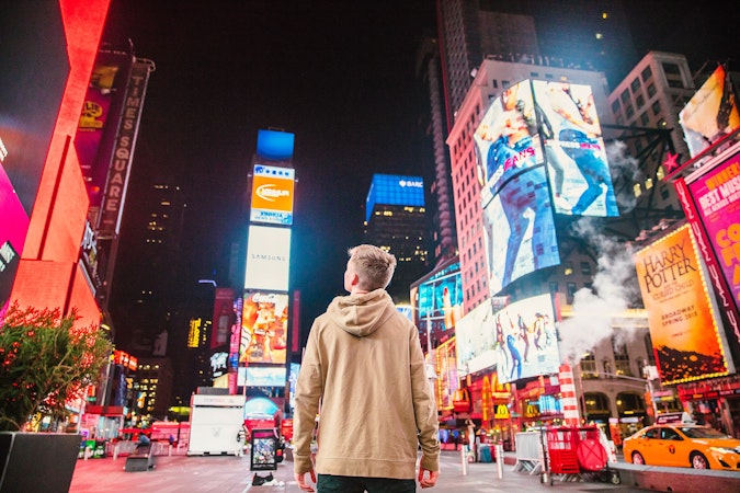 Un homme devant de la publicité