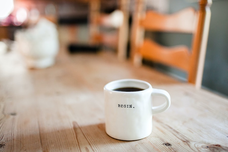 Une tasse de café sur laquelle est écrit "begin"