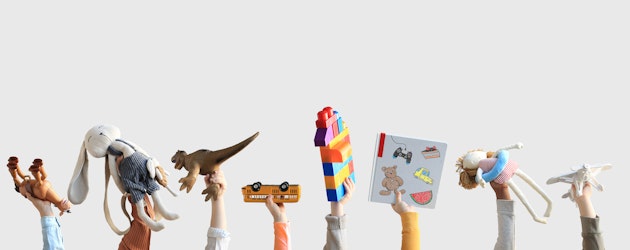 jouets tenus dans les mains d'enfants