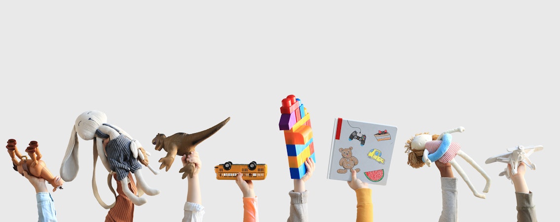 jouets tenus dans les mains d'enfants