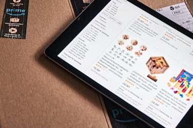 Logo Amazon prime sur un colis. Une tablette avec le site Amazon se trouve sur le colis.