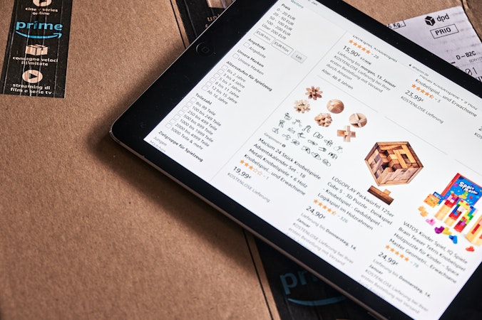 Logo Amazon prime sur un colis. Une tablette avec le site Amazon se trouve sur le colis.