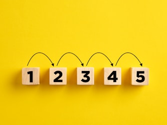 cubes en bois numérotés de 1 à 5