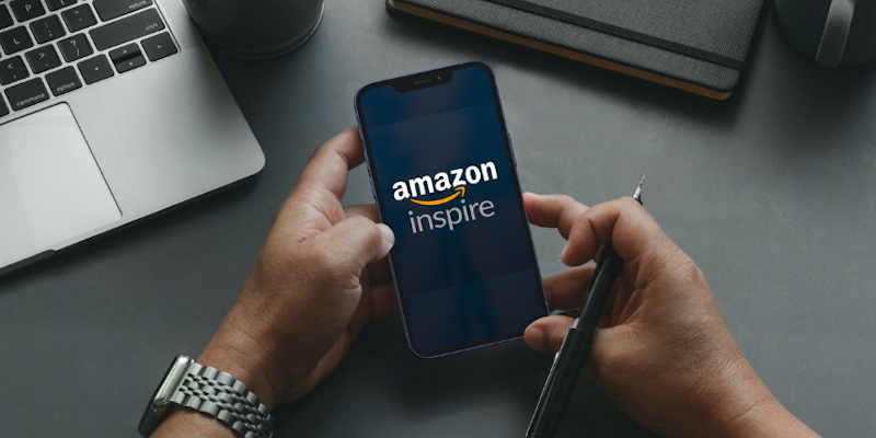 smartphone dont l'écran affiche le logo d'Amazon Inspire