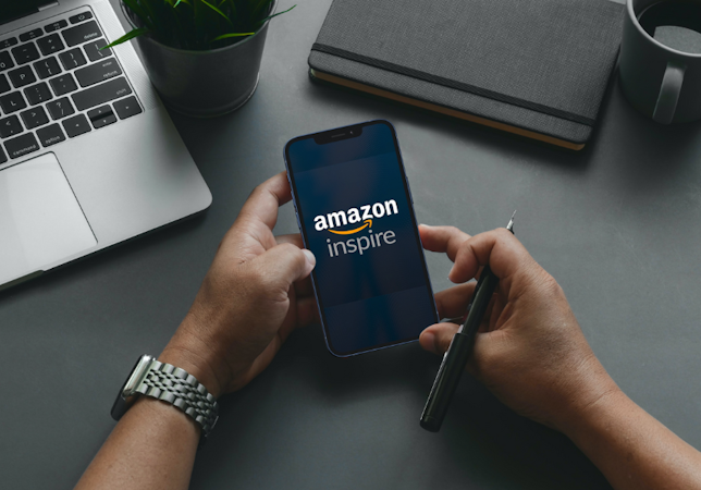 smartphone dont l'écran affiche le logo d'Amazon Inspire