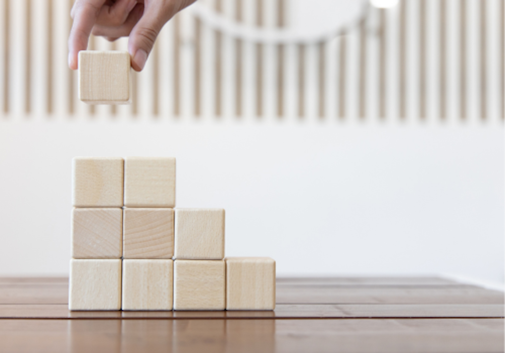 blocs de bois en forme d'escaliers