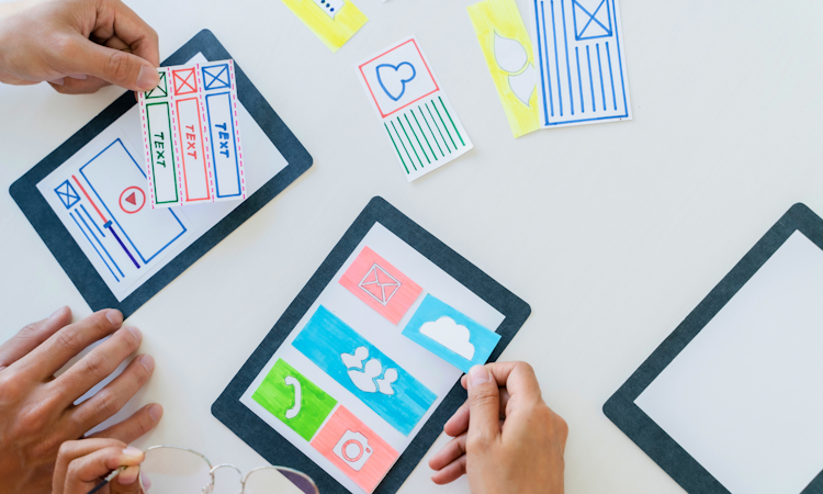 Assemblage de visuels sur des tablettes tactiles