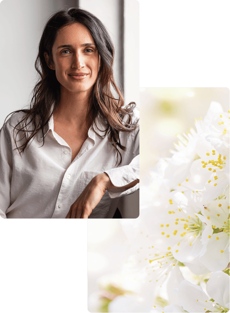 Woman smiling | White flowers