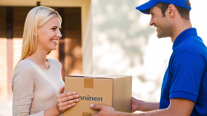 Kurier Onninen dostarcza zamówioną paczkę do klienta