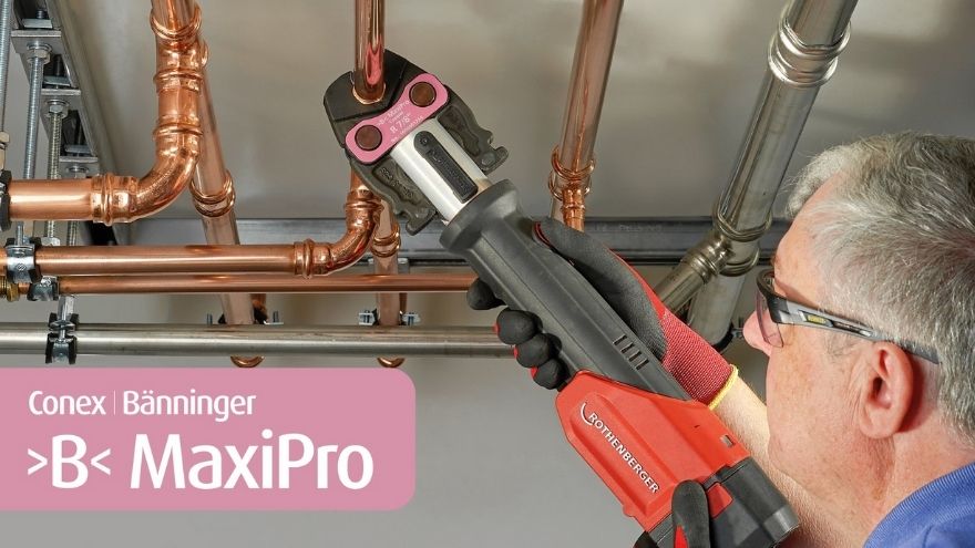 Монтажник підключає труби кондиціонера до Conex Maxi Pro