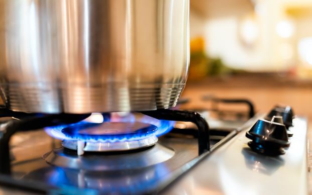 Каструля на газовій конфорці на кухні