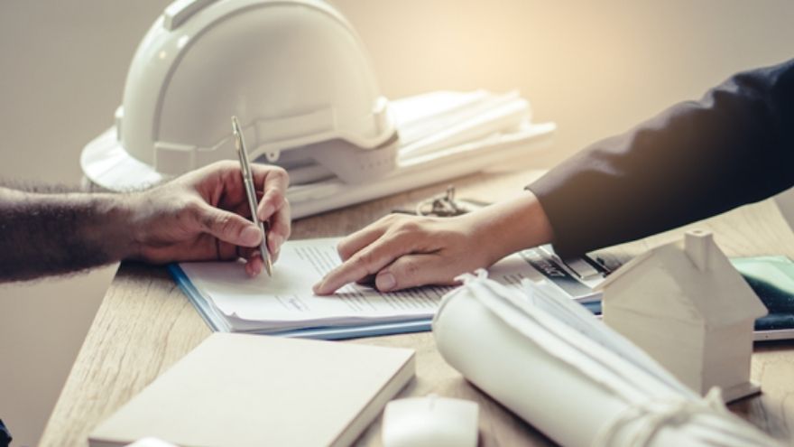 Замовник підписує договір з установником на столі