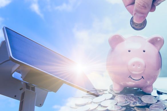 Symbol oszczędności z panelami solarnymi na słupie