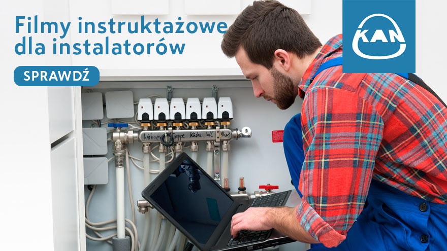 Instalator sprawdza instalację ogrzewania podłogowego z laptopem