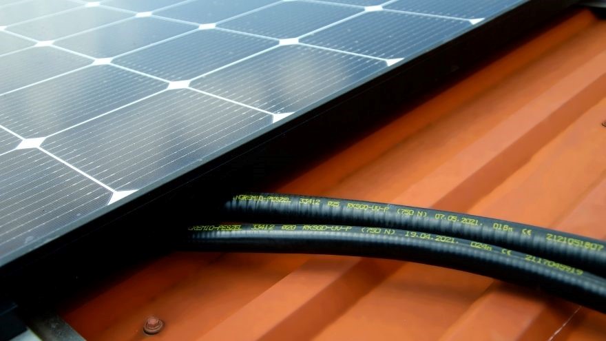 Rura elektroinstalacyjna UV podłączona do paneli solarnych na dachu