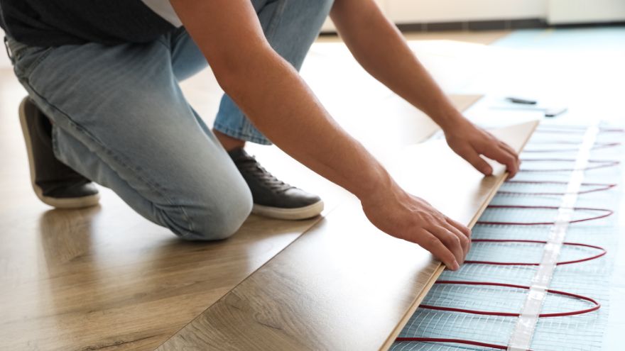 Монтаж теплої підлоги під панелями