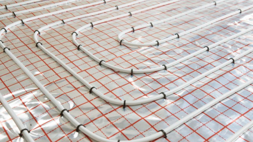 Труби теплої підлоги встановлені на підлозі