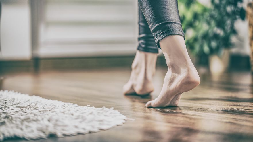 Ходьба по підлозі кімнати з підігрівом підлоги