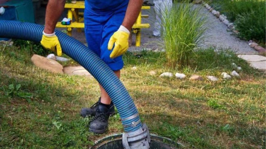 Procedure for emptying a home septic tank using a hose