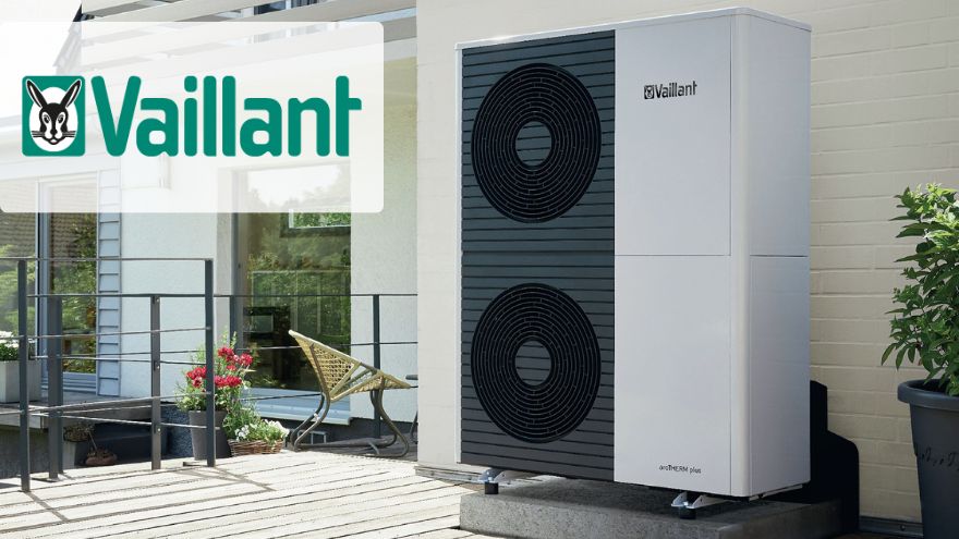 Тепловий насос повітря-вода Vaillant в білому корпусі, встановлений біля стіни житлового будинку