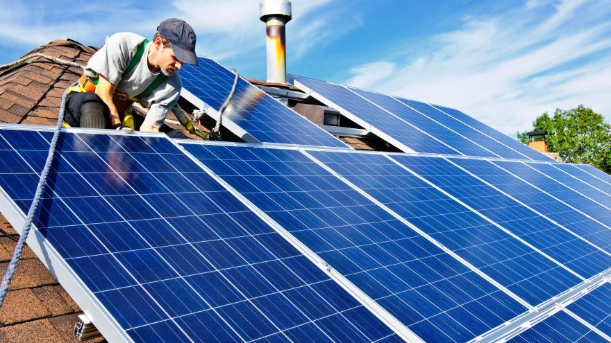 Expansion of a photovoltaic installation on the roof of a residential building