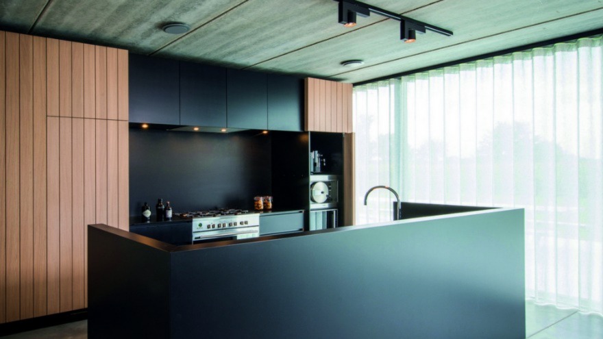 Анемостати системи рекуперації тепла Vasco на стелі сучасної кухні будинку