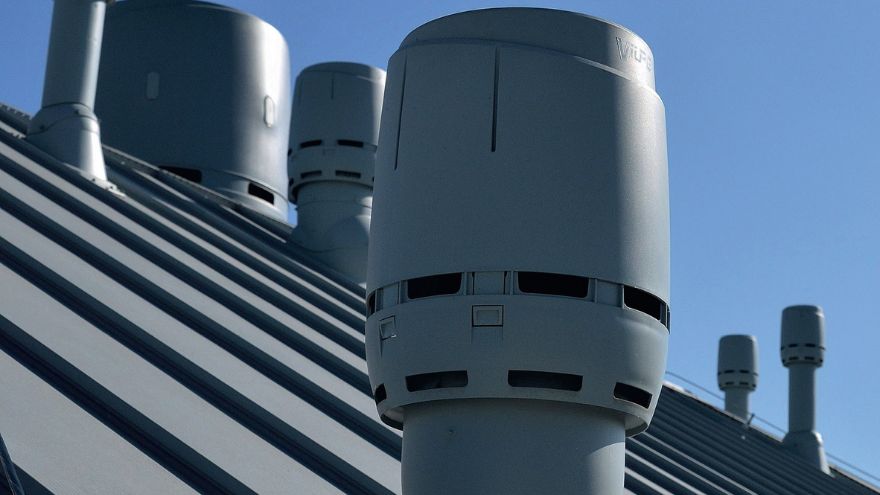 Czerpnie i wyrzutnie powietrza do systemów rekuperacji Vilpe zamontowane na dachu - zbliżenie