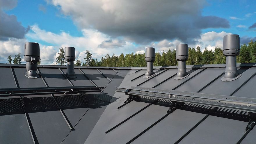 Czerpnie i wyrzutnie powietrza do systemów rekuperacji Vilpe zamontowane na dachu