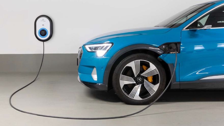 Stacja ładowania samochodów elektrycznych TechniVolt 100 i Audi e-tron