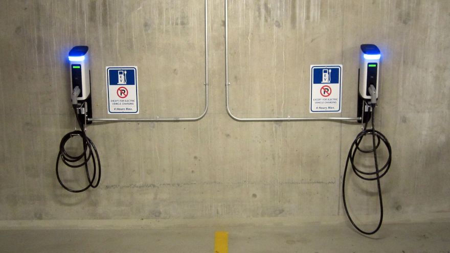 Станції Wallbox для зарядки електромобілів на стіні підземного гаража