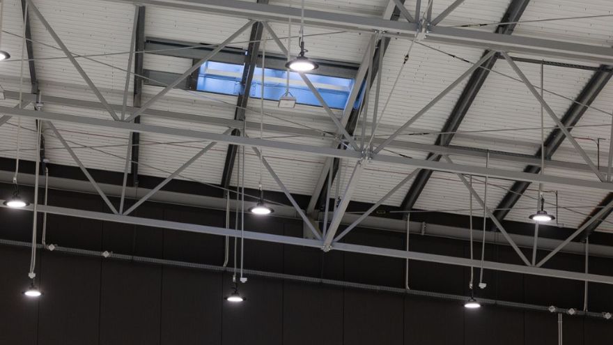 Hala magazynowa D w centrum dystrybucyjnym Onninen w Teolinie - zbliżenie świetlika sufitowego i części lamp