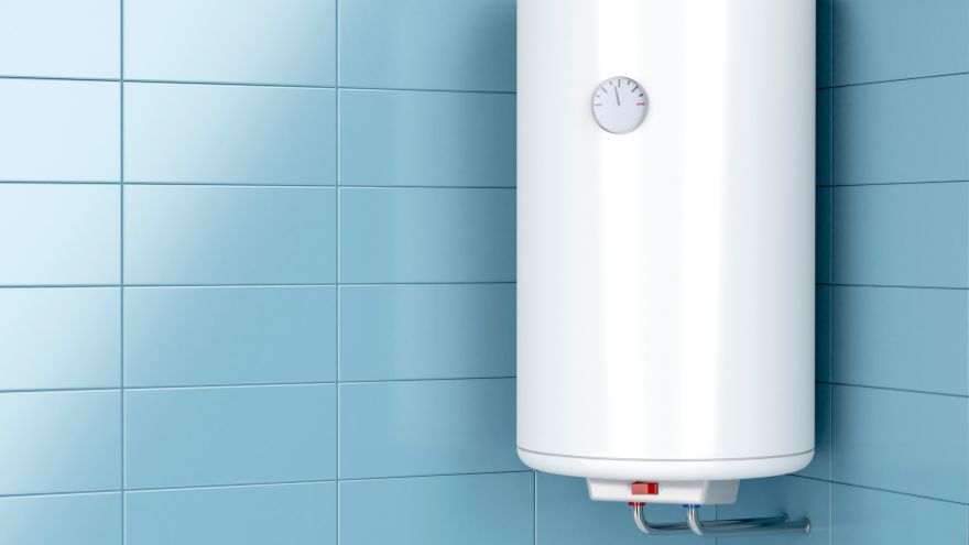 Pojemnościowy ogrzewacz wody zamontowany na ścianie łazienki