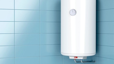 Pojemnościowy ogrzewacz wody zamontowany na ścianie łazienki
