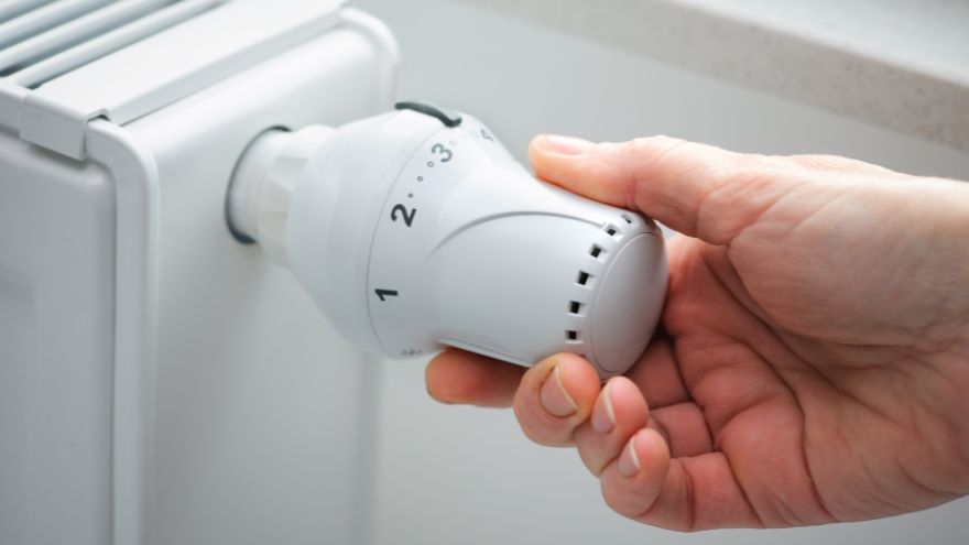 Temperature regulation with a thermostatic head on the radiator