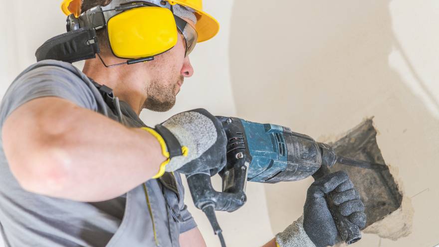 Свердління отвору в стіні