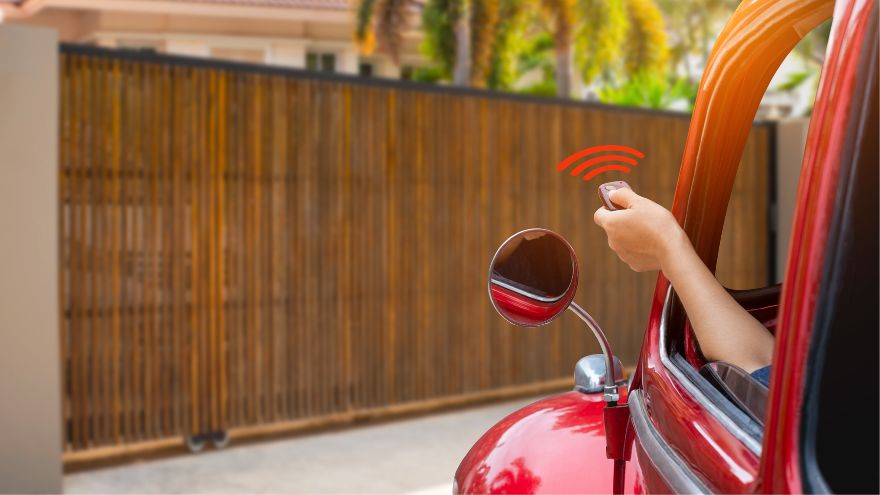 водій-відкриває-автоматичні-ворота