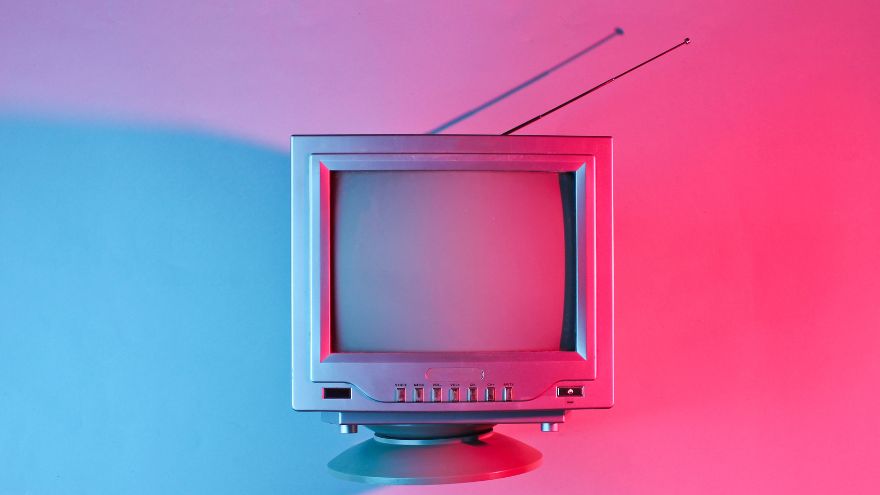 retro-telewizor-na-kolorowym-tle