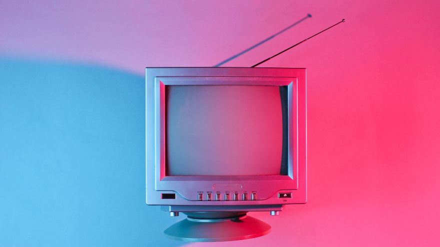 retro-tv-pe-fundal-colorat
