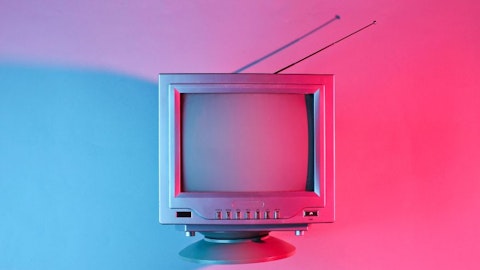 retro TV na barevném pozadí
