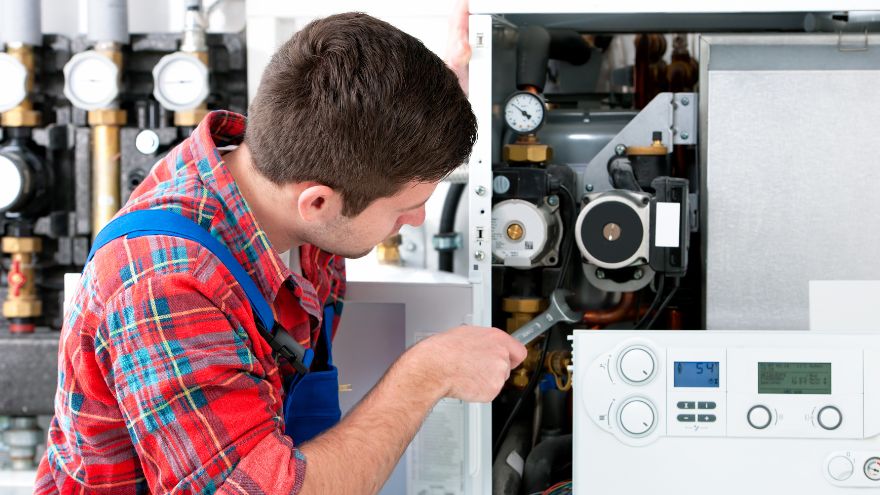 сантехнік-працює-в-котельні