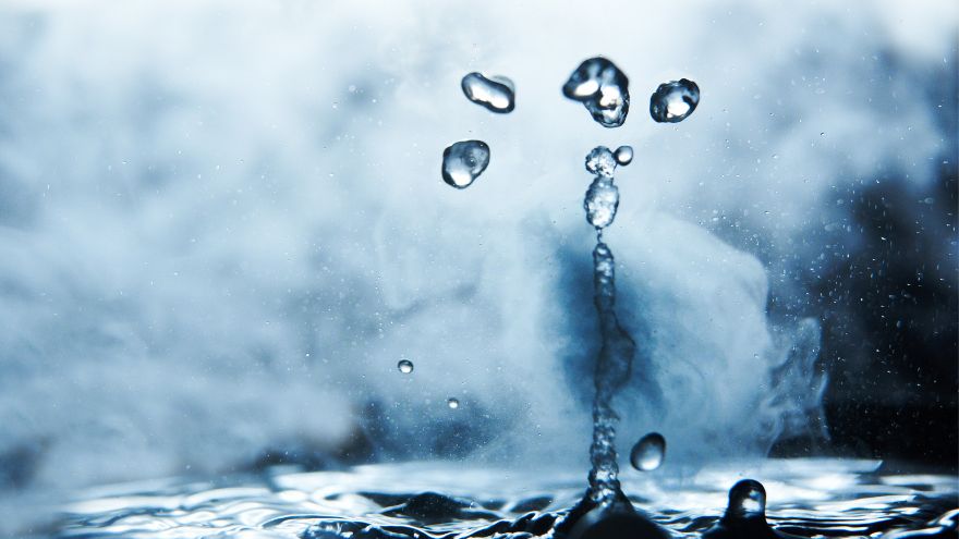 краплі води на блакитному тлі