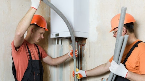 Instalatorzy przy kotle gazowym z rurami kominowymi