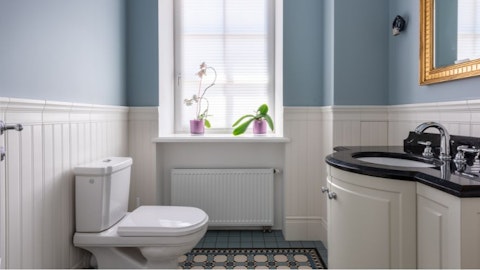 łazienka z białą boazerią i niebieskimi ścianami